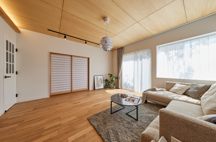 床と天井のコントラスト＆カーテン